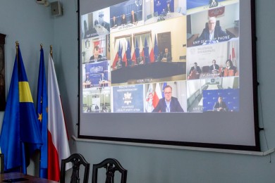 Marszałek Jakub Chełstowski uczestniczył w wideokonferencji z udziałem premiera RP Mateusza Morawieckiego  / fot. Tomasz Żak UMWS 