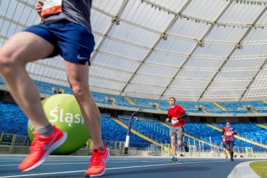 Biegnący sportowcy. 