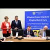 Podpisanie umowy w sprawie przekazania środków dla ŚCCS. fot. Patryk Pyrlik / UMWS 
