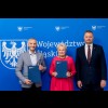  Przekazanie umówy partnerskich i porozumień o współpracy. fot. Tomasz Żaki / UMWS 