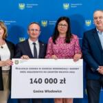Wręczenie czeków dot. modernizacji dróg dojazdowych do gruntów rolnych. fot. Tomasz Żak / UMWS