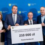 Wręczenie czeków dot. modernizacji dróg dojazdowych do gruntów rolnych. fot. Tomasz Żak / UMWS